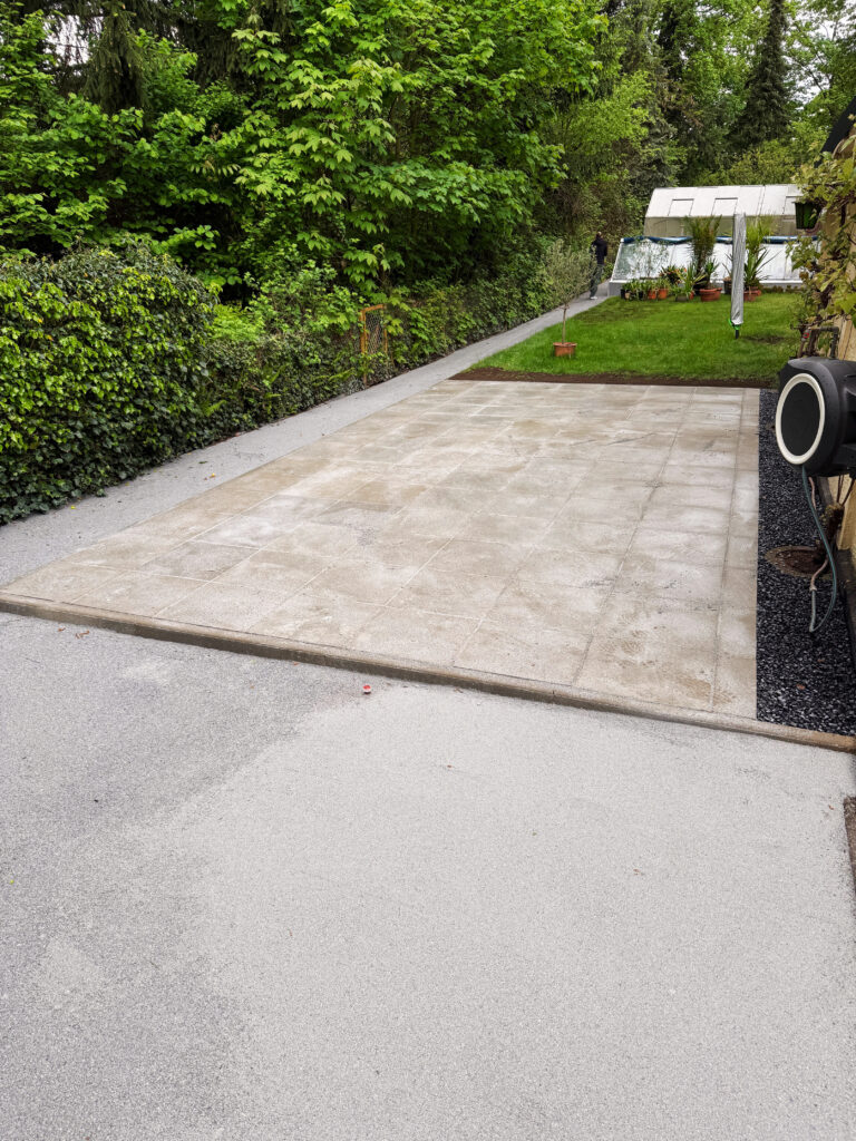 Fertiggestellte Terrasse mit modernen Betonplatten und Einfassung aus Beton, Quelle: UrbanGardens GmbH